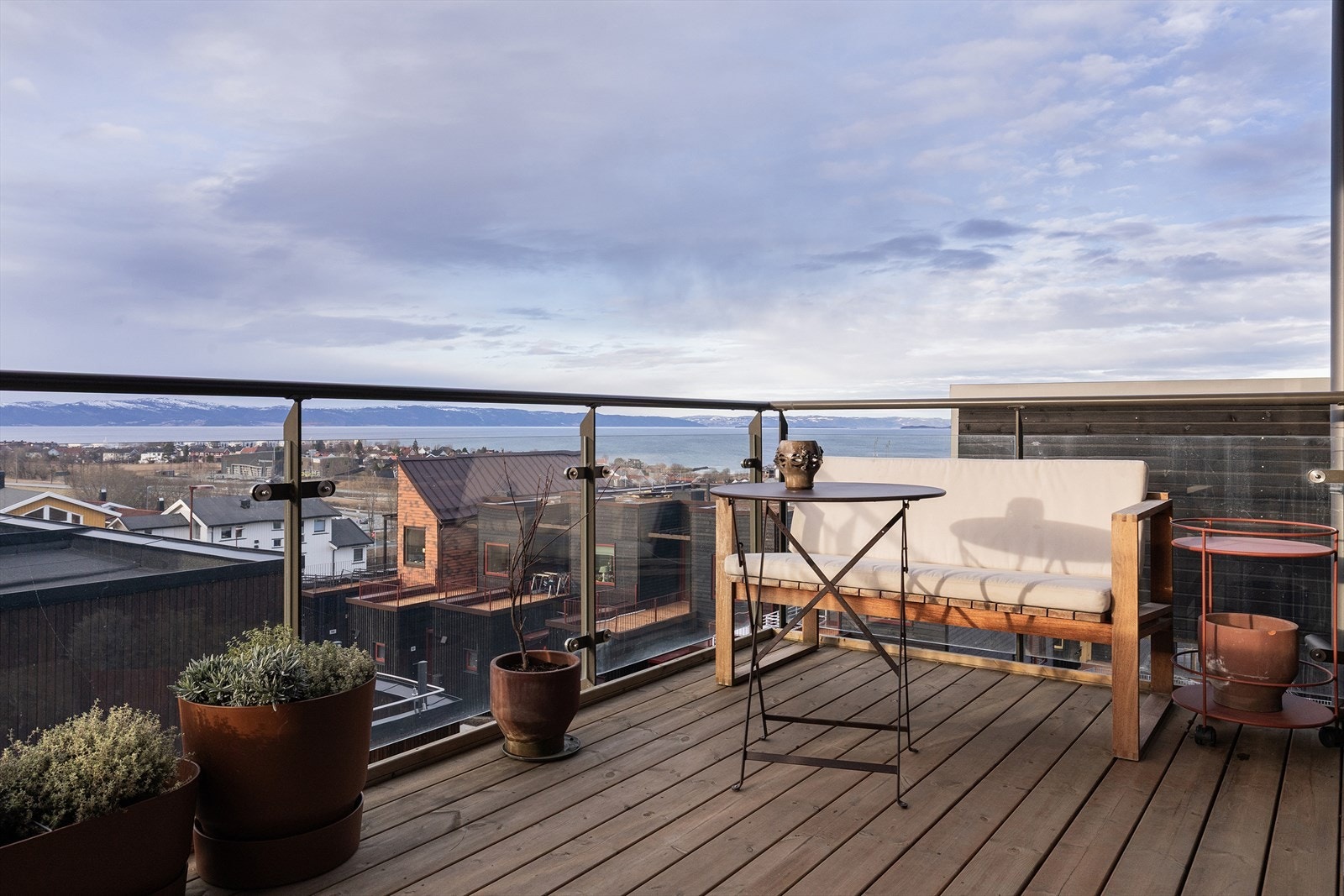 Sjekk den utsikten! Her nyter man også fantastiske solforhold utover ettermiddag og kveld. Galleribilde