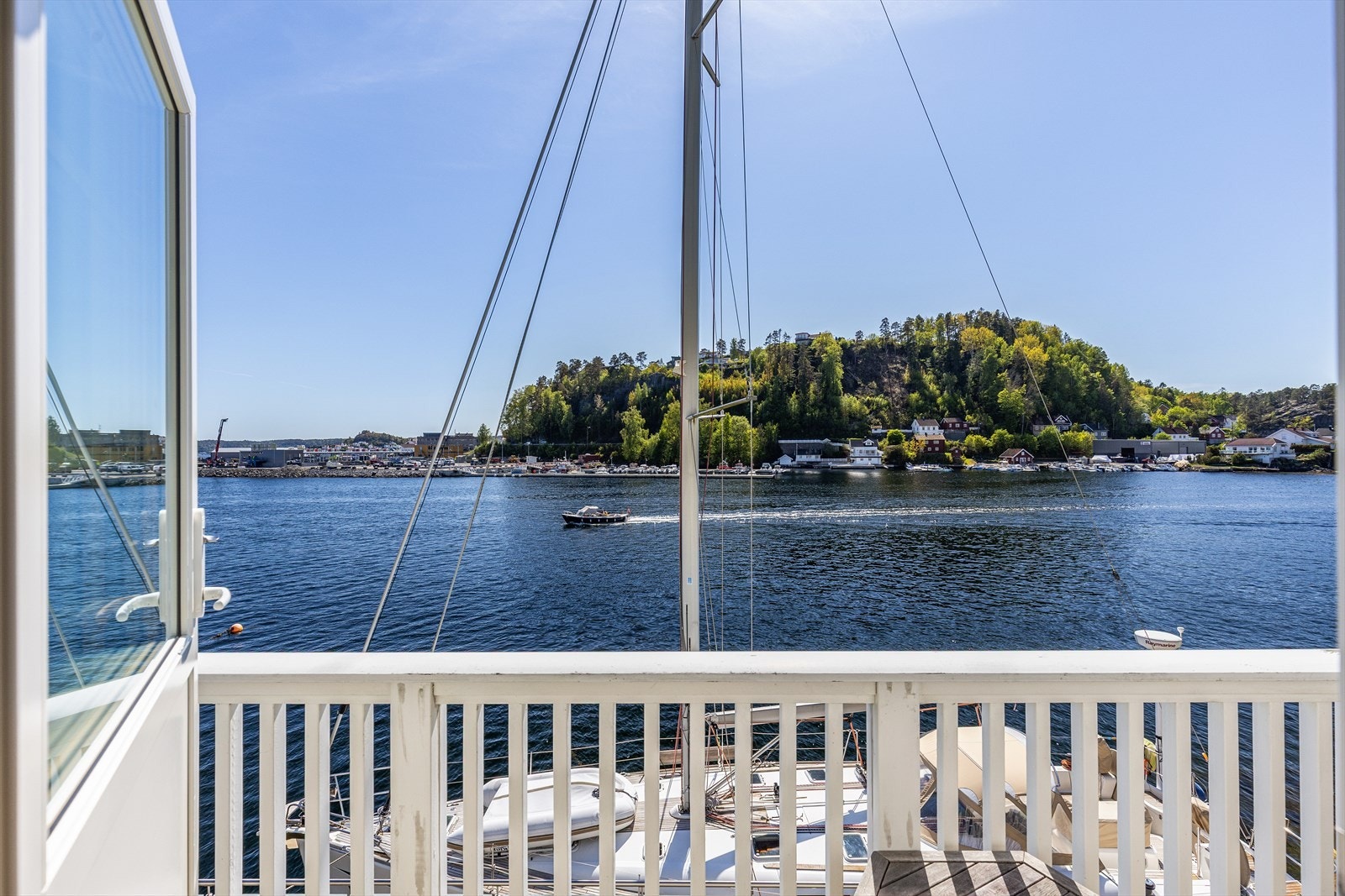 Loftstua har utgang til sørvestvendt balkong med flott utsikt Galleribilde