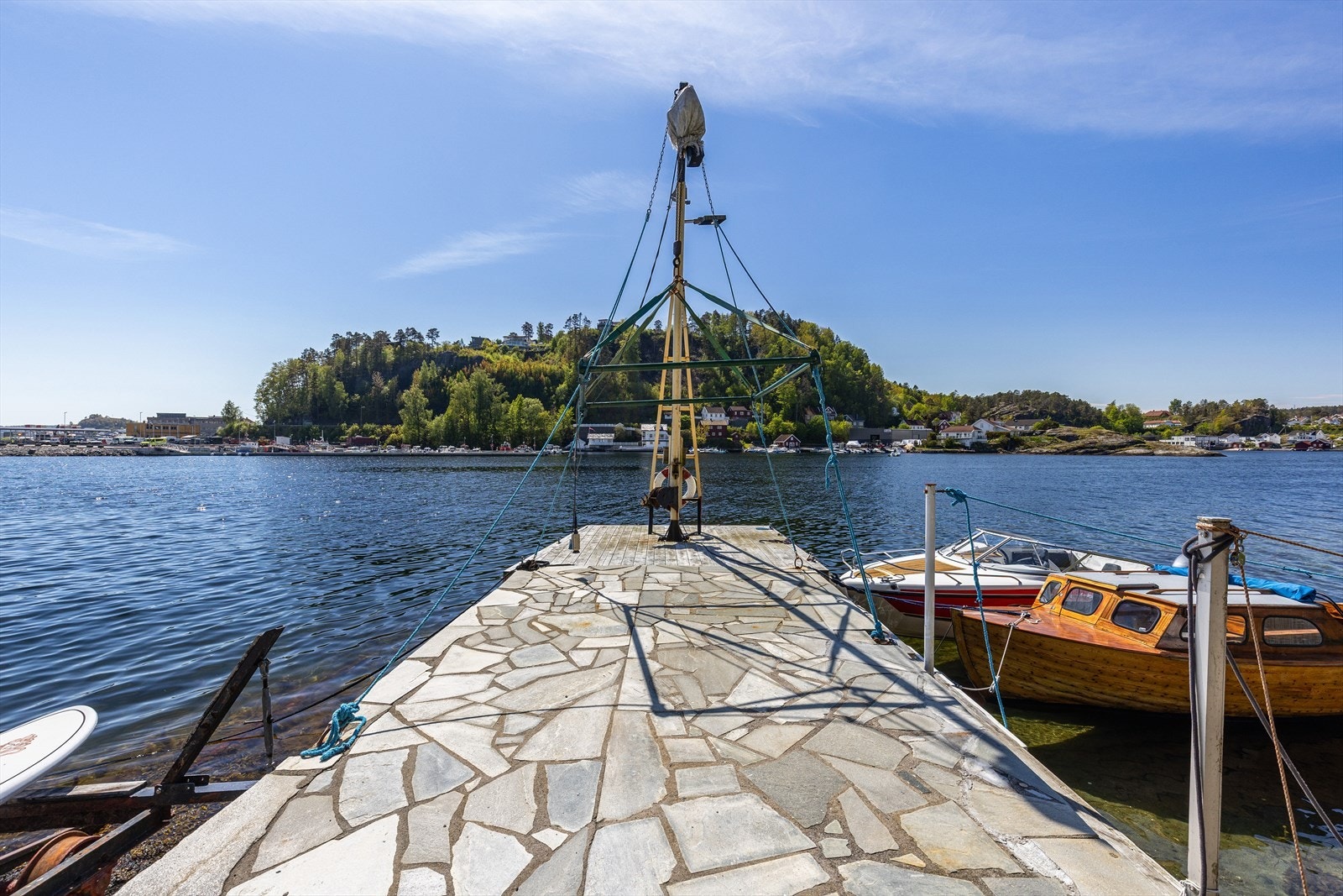 På eiendommen er det solide brygger/dypvannsbrygge. Dypvannskai har en dybde på 2,5 m. Galleribilde