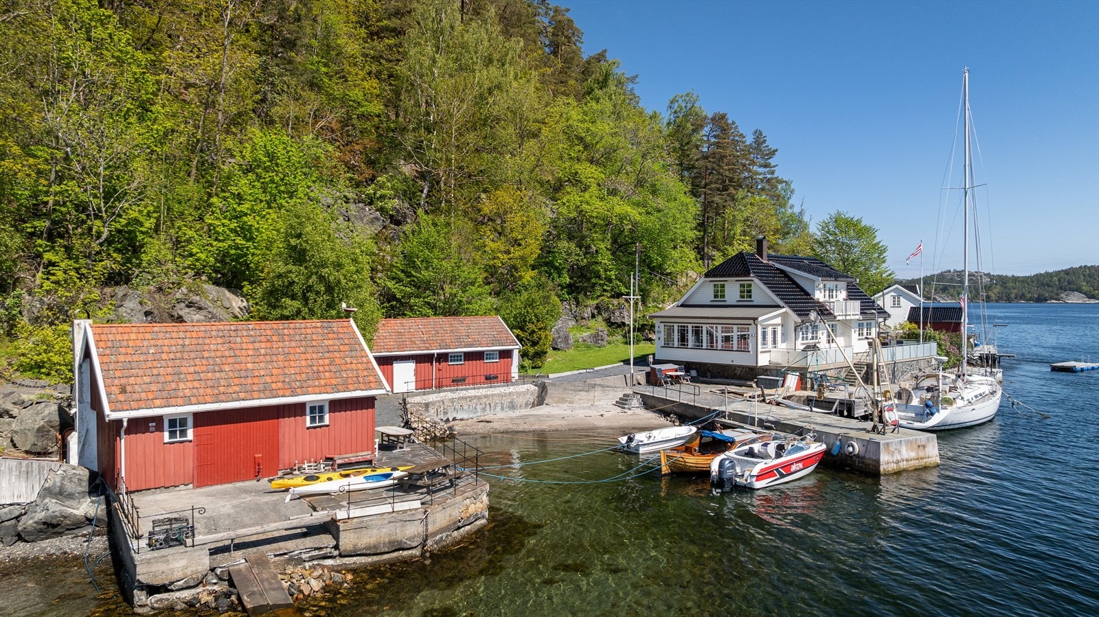 Eiendommen består av enebolig, sjøbod, verkstedbod og vedbod/kjølerom, samt garasje på grunneiers tomt. Galleribilde