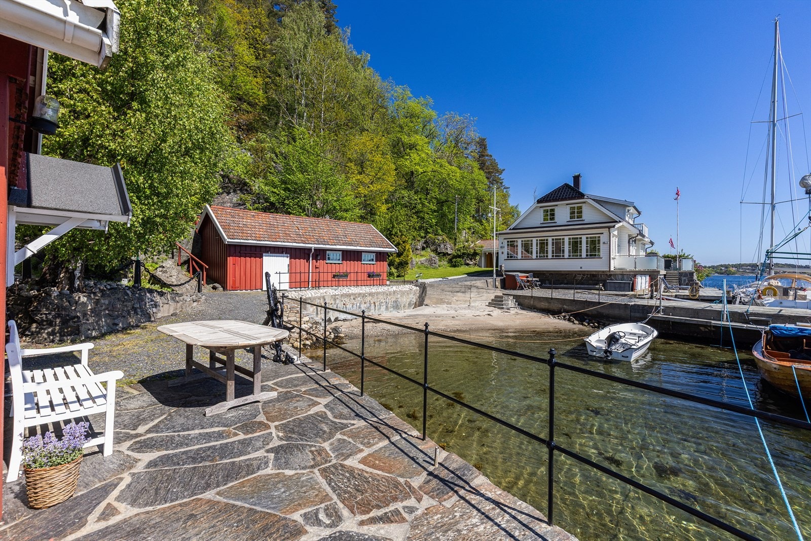 Med sin flotte beliggenhet ved sjøen og sørvestvendte plassering er det nydelig utsikt fra eiendommen og sol fra kl. 07:00 og helt til kl. 21:00 sommerstid. Galleribilde