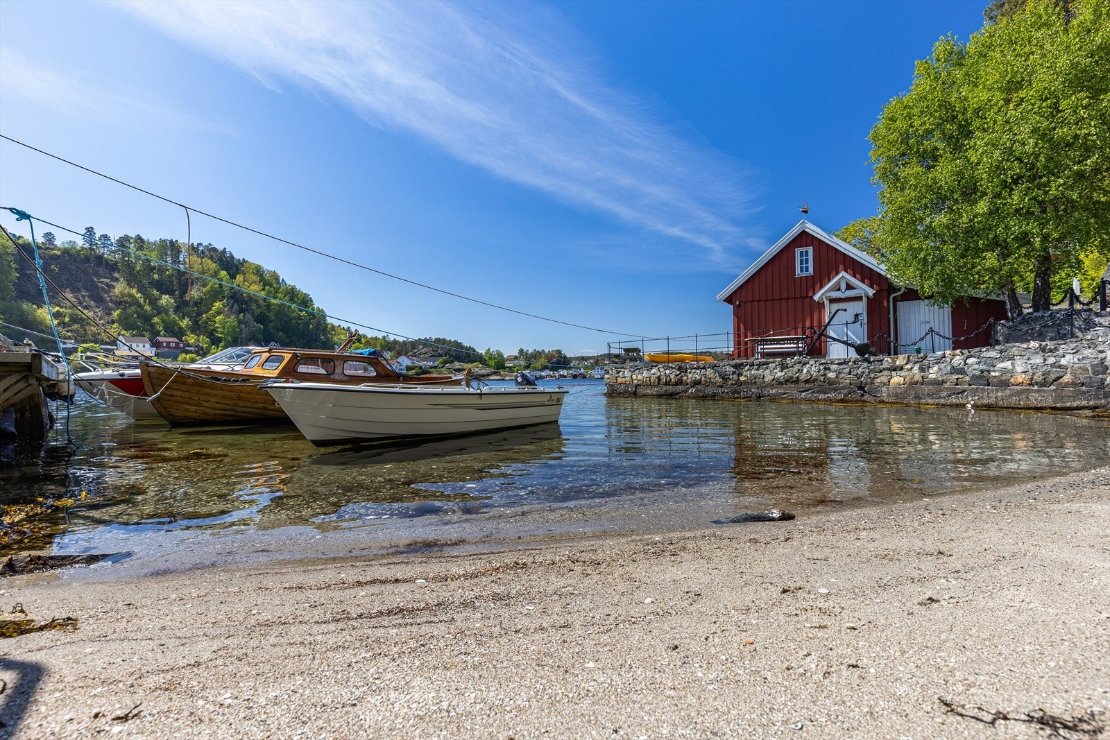 Eiendommen har strandlinje med fin sandstrand med fast sandbunn. Galleribilde