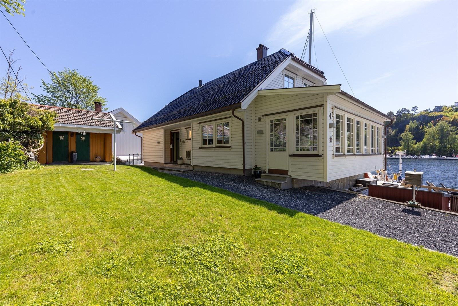 Ved huset er det vedbod/kjølerom som er oppført rundt 1988. Galleribilde
