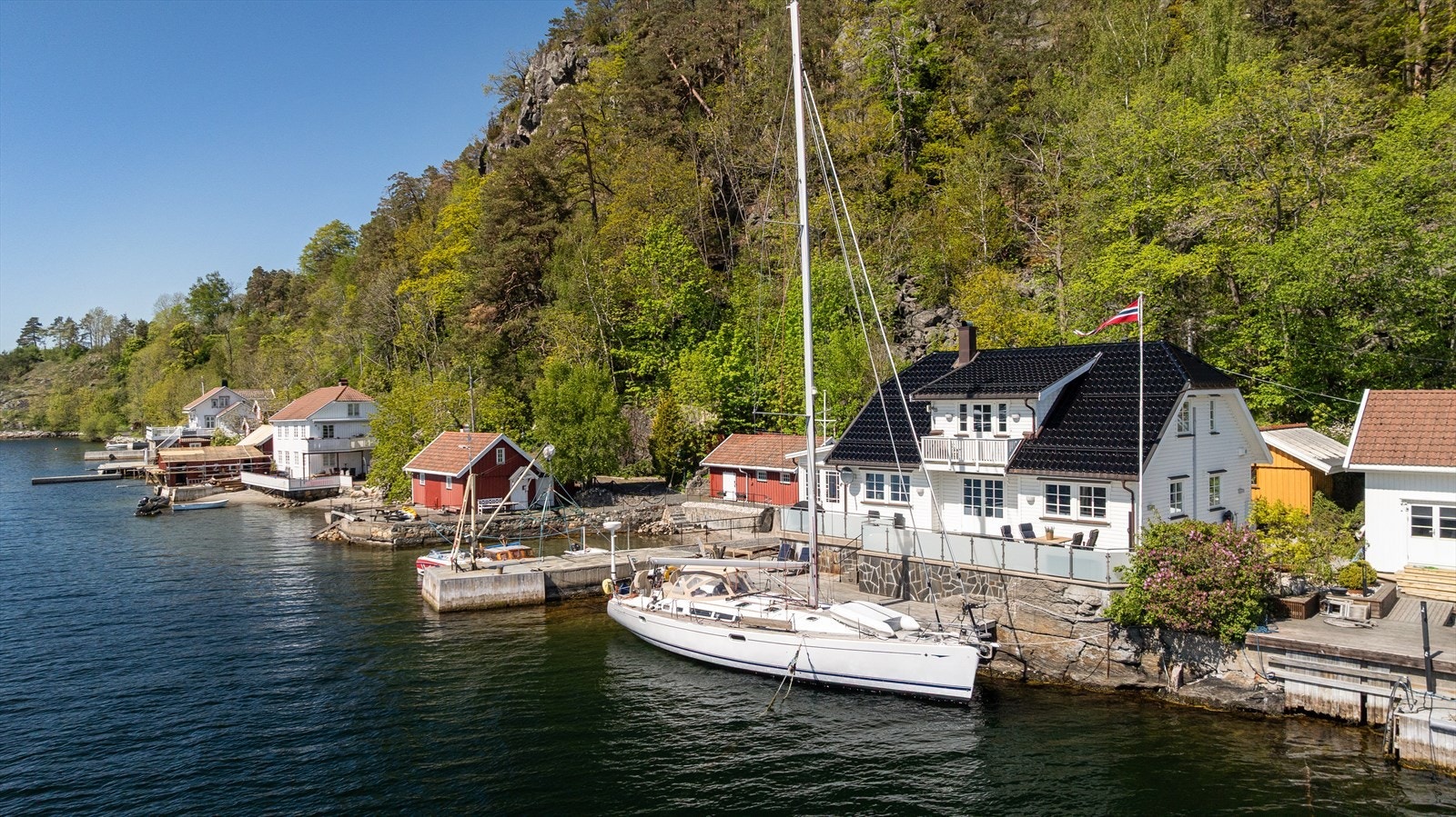 I tillegg er det strandlinje, sandstrand og solid kai med dypvannsbrygge og utstyr til å løfte og trekke forholdsvis store båter. Galleribilde