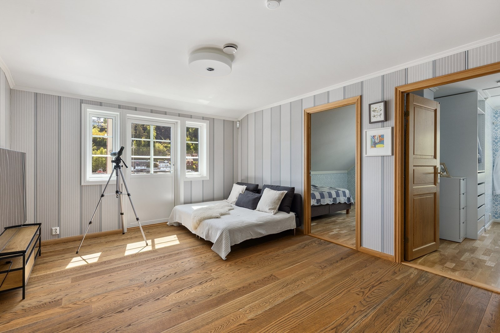 I 2. etasje er det loftstue, 3 soverom og bad. Galleribilde