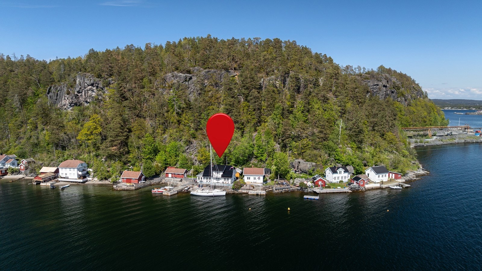 Malmhella ligger på den sydøstre del av Valberghalvøya og er en liten idyllisk plass ved sjøkanten under Valbergheia. Galleribilde