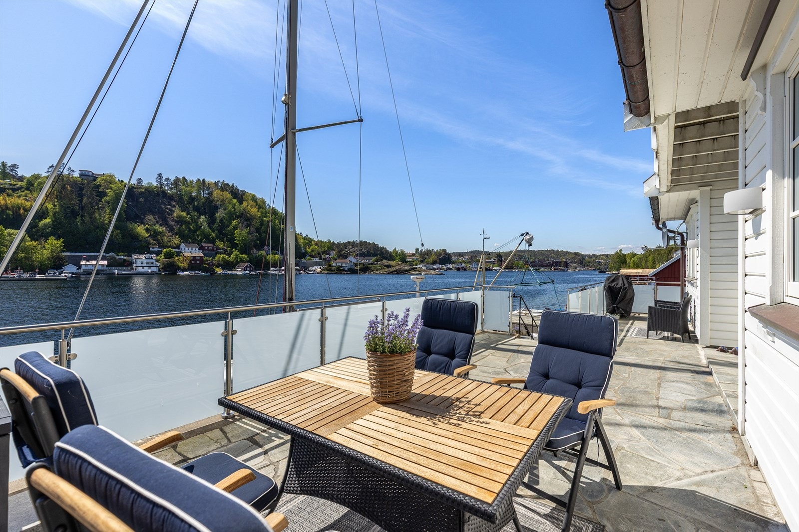 Sørvestvendt terrasse belagt med skifer. Galleribilde