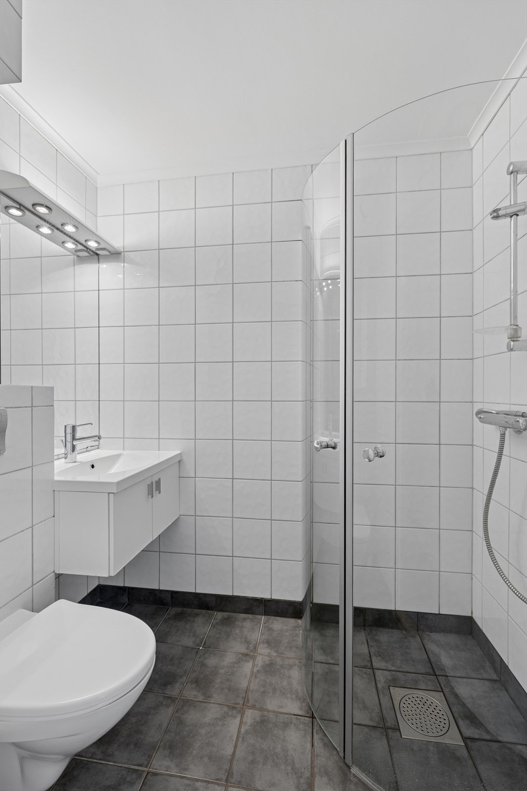 Badet i underetasjen ble oppgradert i 2007 og har flislagt gulv med varmekabler. Galleribilde