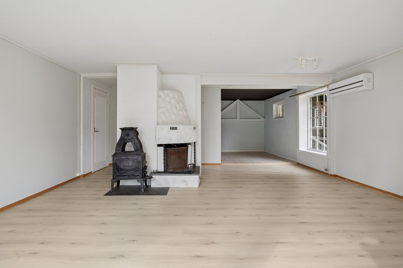 Kjellerstuen er utstyrt med en vedovn for ekstra varme og hygge. Galleribilde