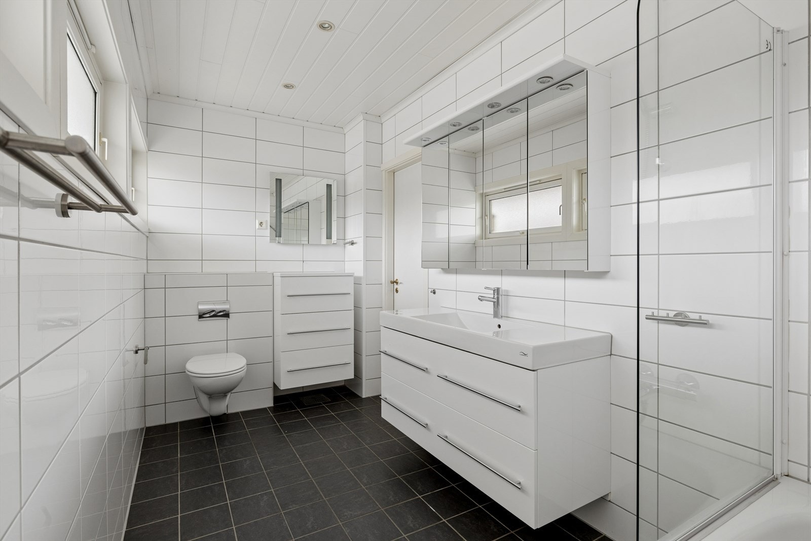Badet i første etasje er romslig med god oppbevaringsplass i skuffer og skap. Galleribilde