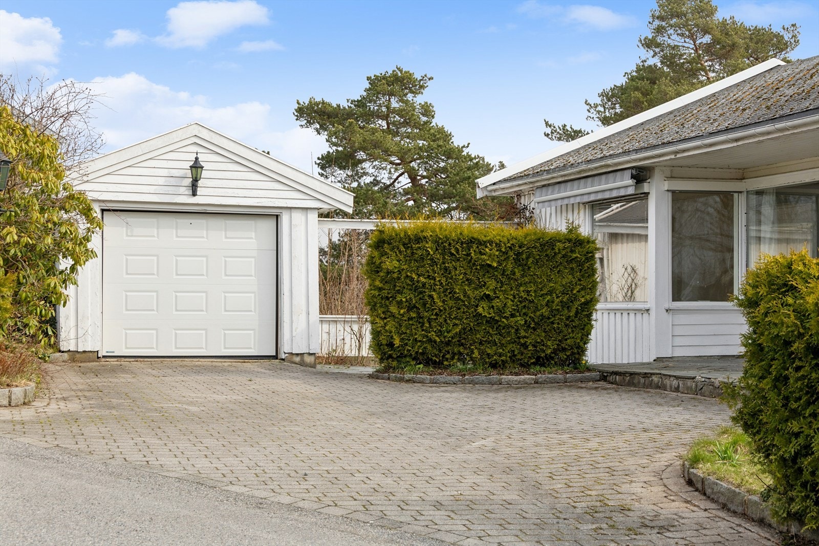 Garasje på 19 m² med nyere stålport med motor. I tillegg er det biloppstillingsplass til 3-4 biler. Galleribilde