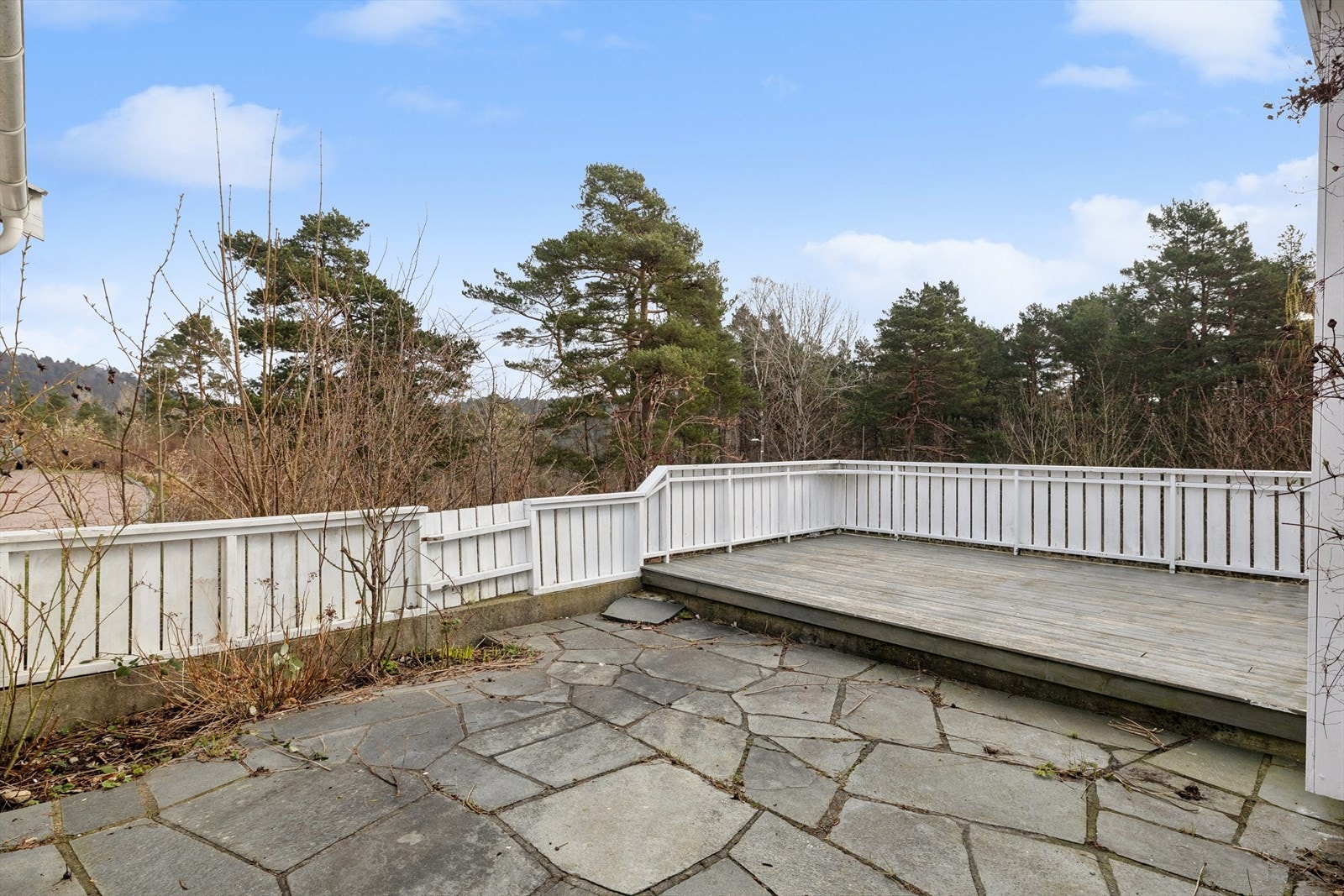 Stor og solrik terrasse med god plass til utemøbler. Deler av terrassen har skiferheller. Galleribilde