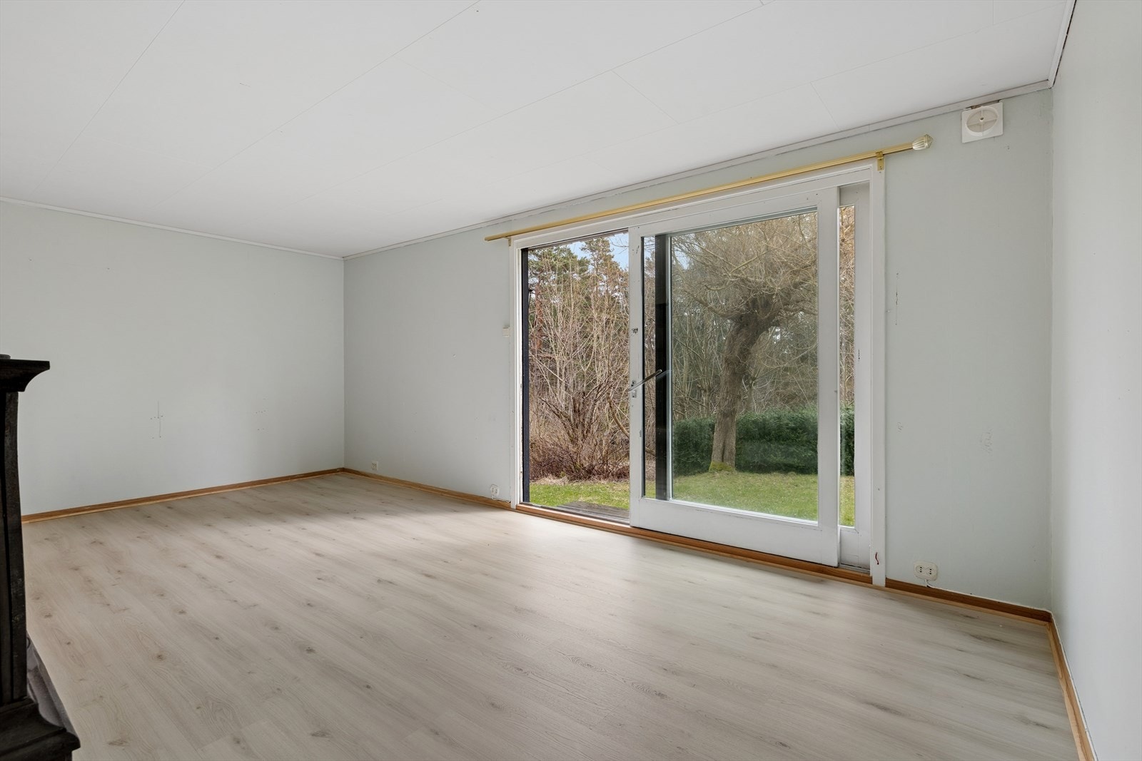 Skyvedøren åpner opp mot uteområdet og slipper naturen inn. Galleribilde