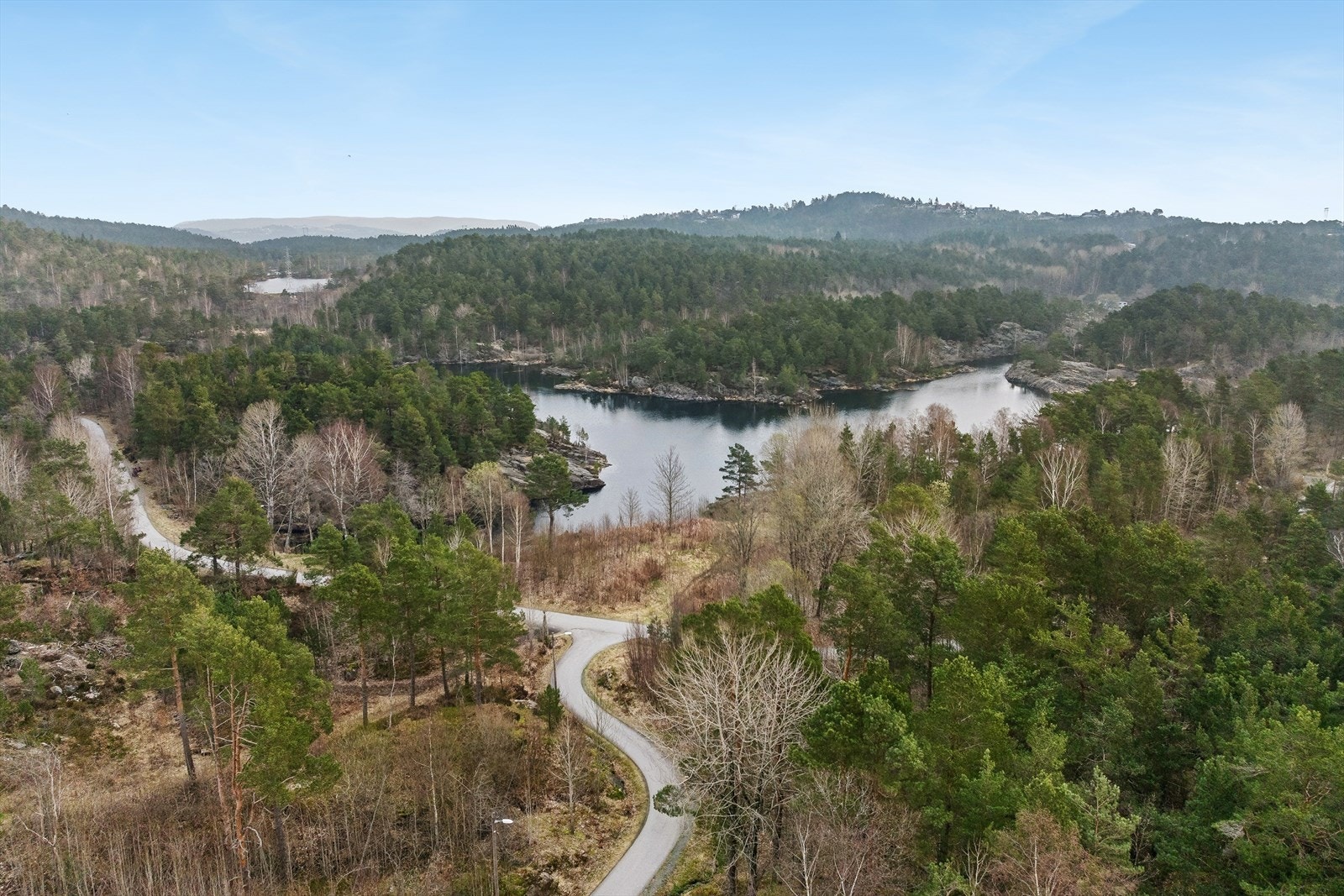 Fra eiendommen er det kort vei til flotte turområder og badevann. Galleribilde