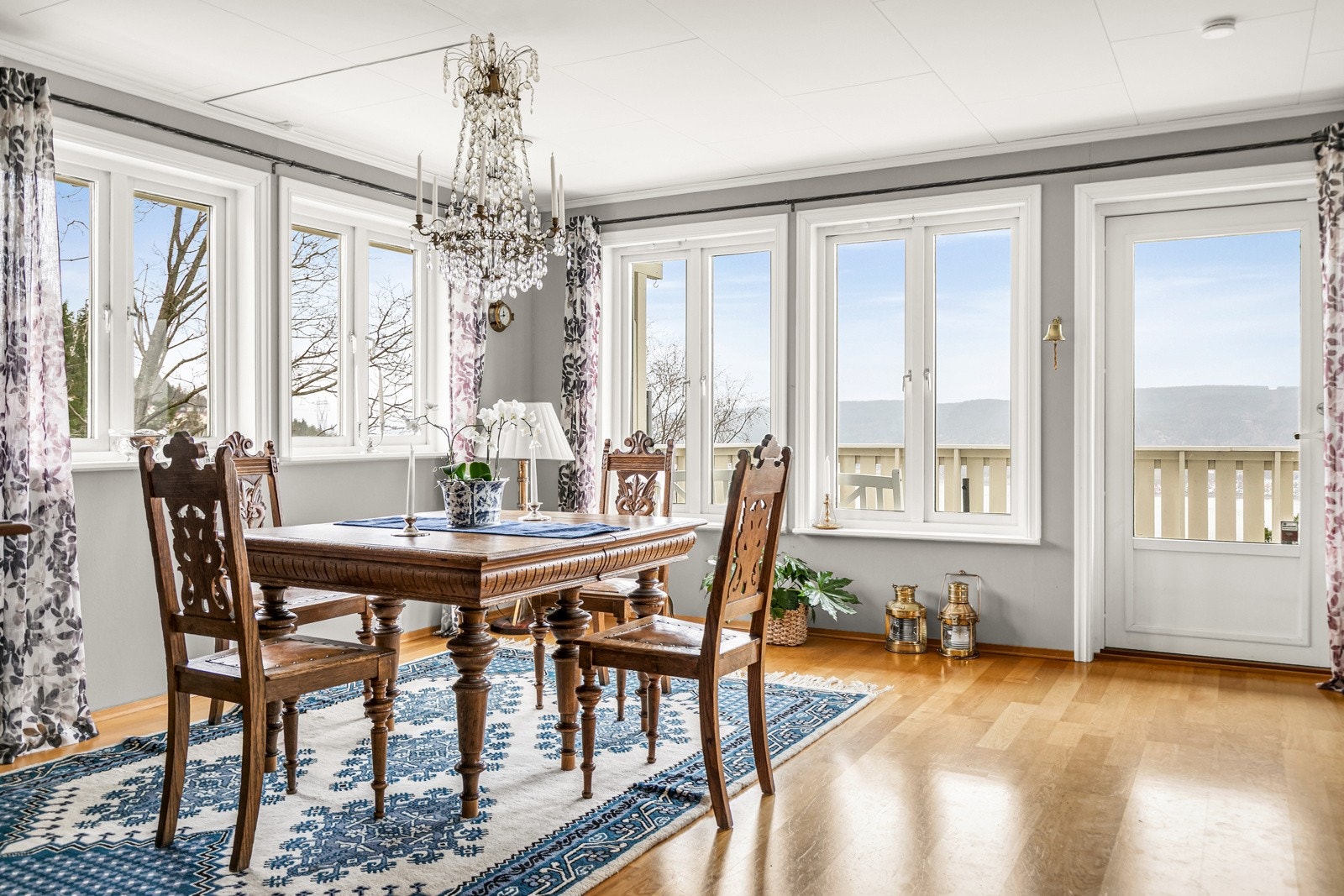 God plass til spisebord og ønsket møblement. Direkte utgang til terrasse. Galleribilde