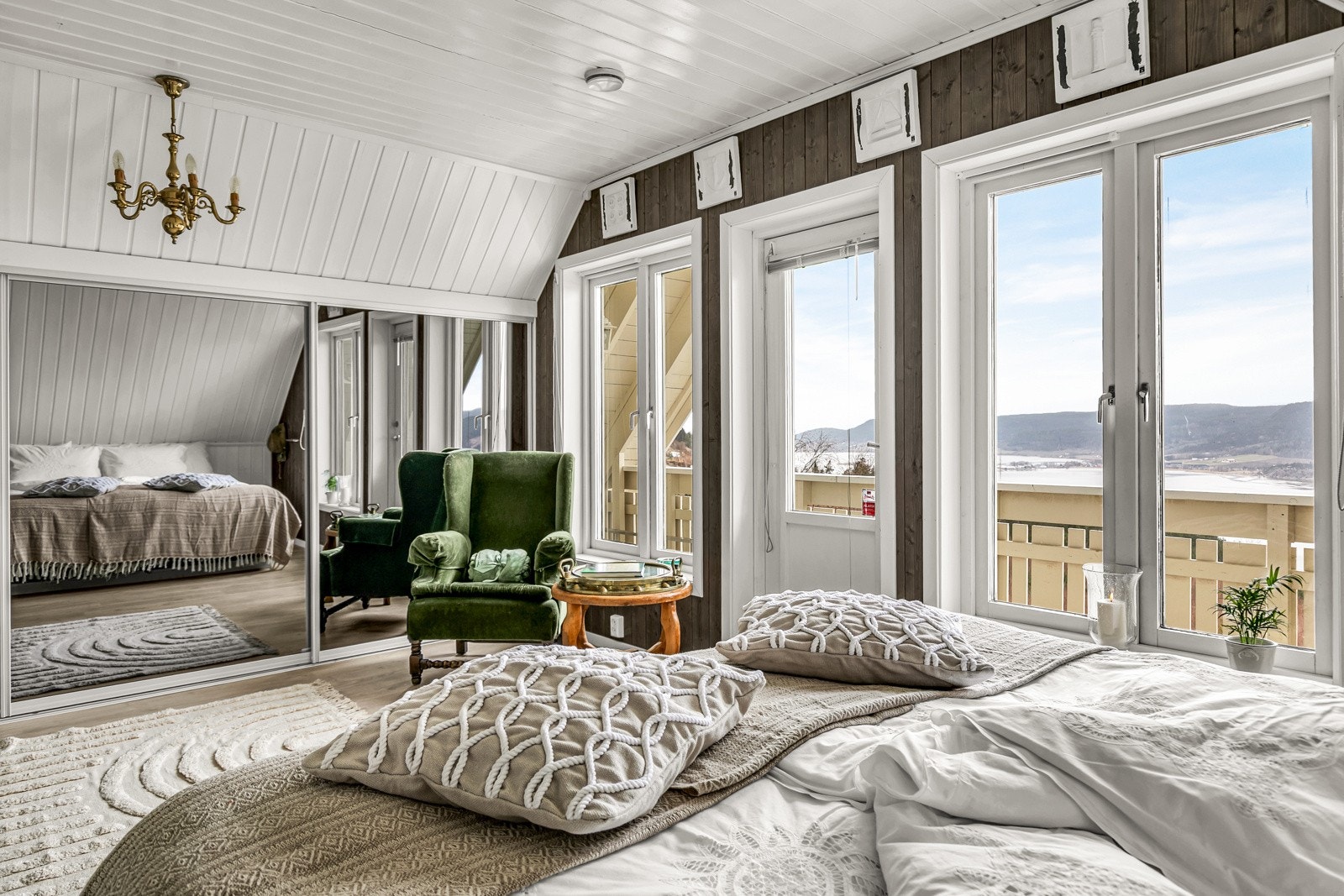 Romslig hovedsoverom med fantastisk utskikt og god plass til seng og ønsket møblement. Galleribilde