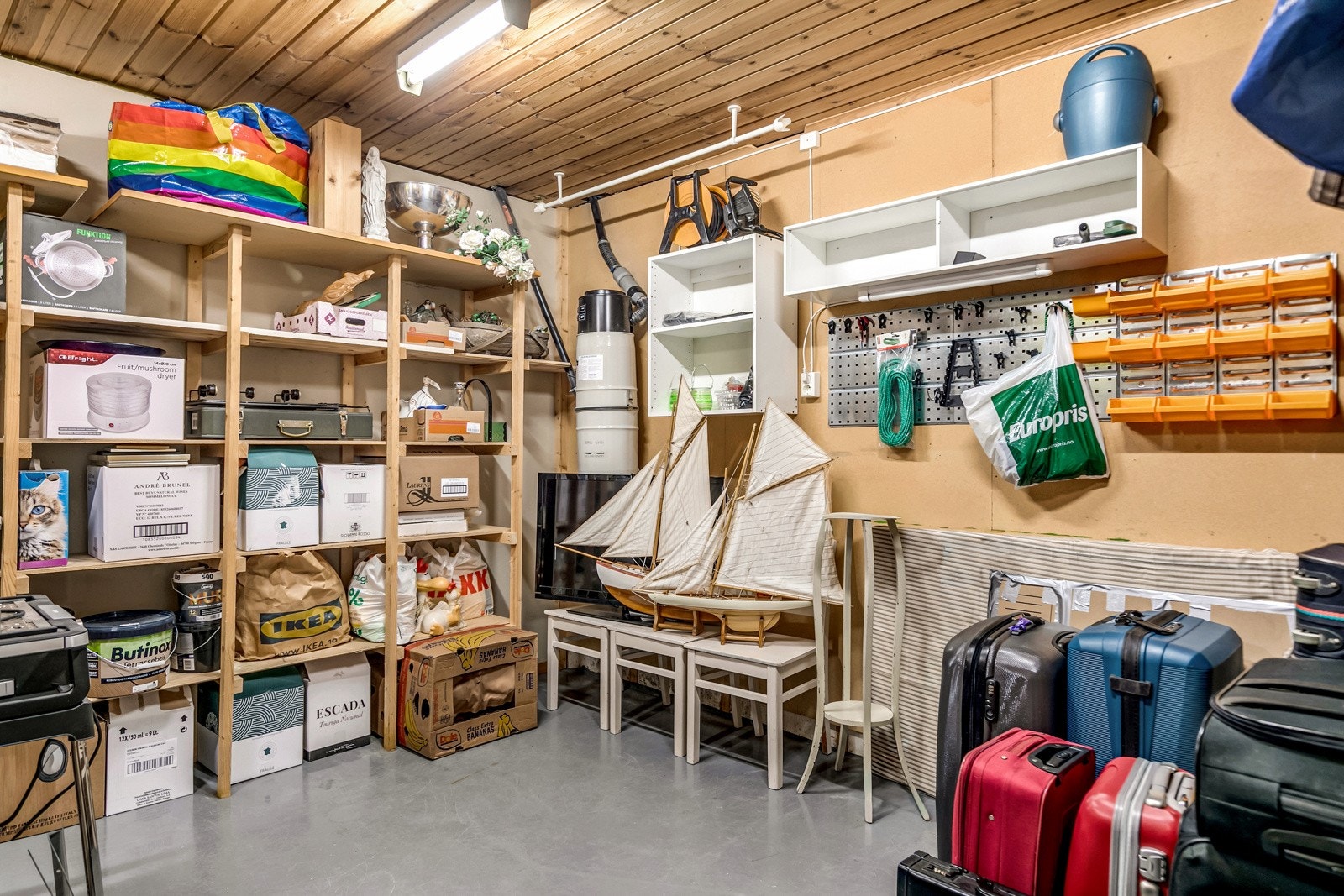 Bod i kjelleren med rikelig oppbevaringsplass. Galleribilde