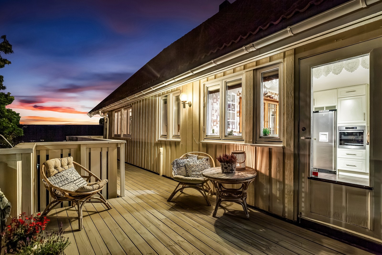 Kveldsstemning på terrassen. Galleribilde