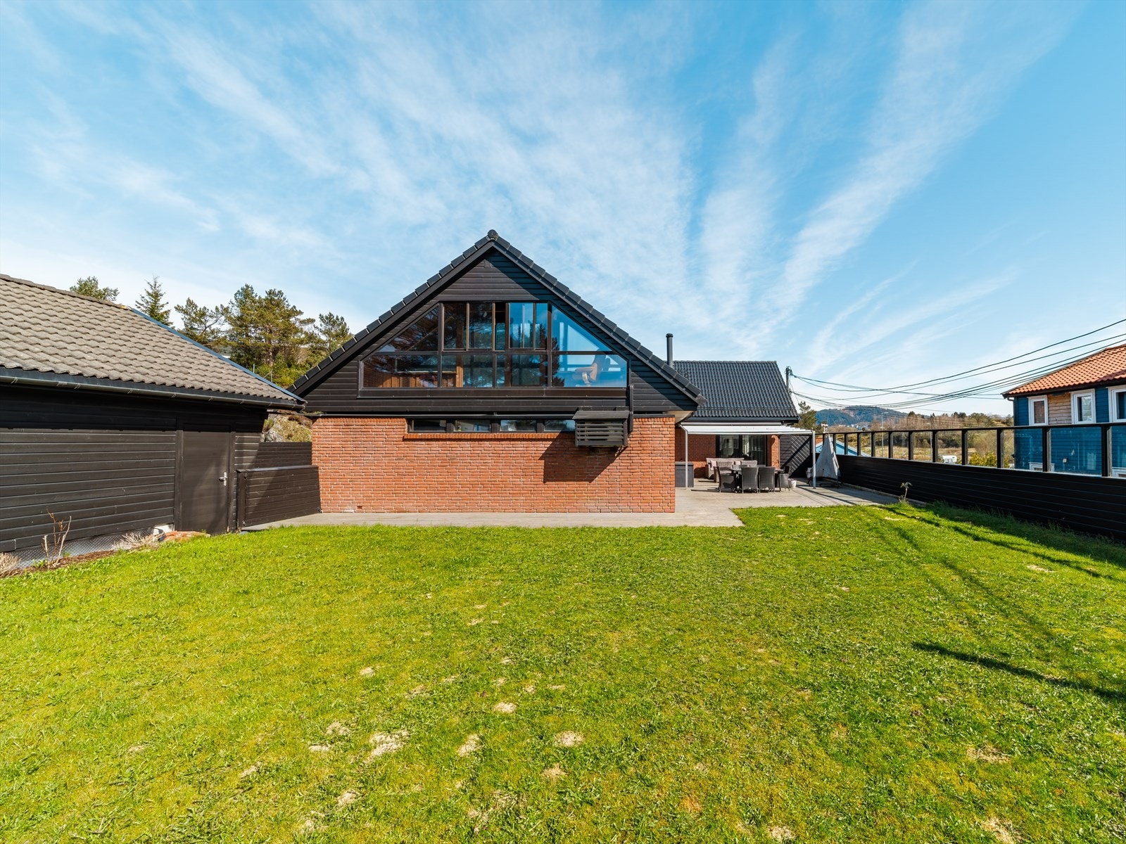 Hagen ligger på sør- og vestsiden av boligen og har derfor meget gode solforhold. Galleribilde