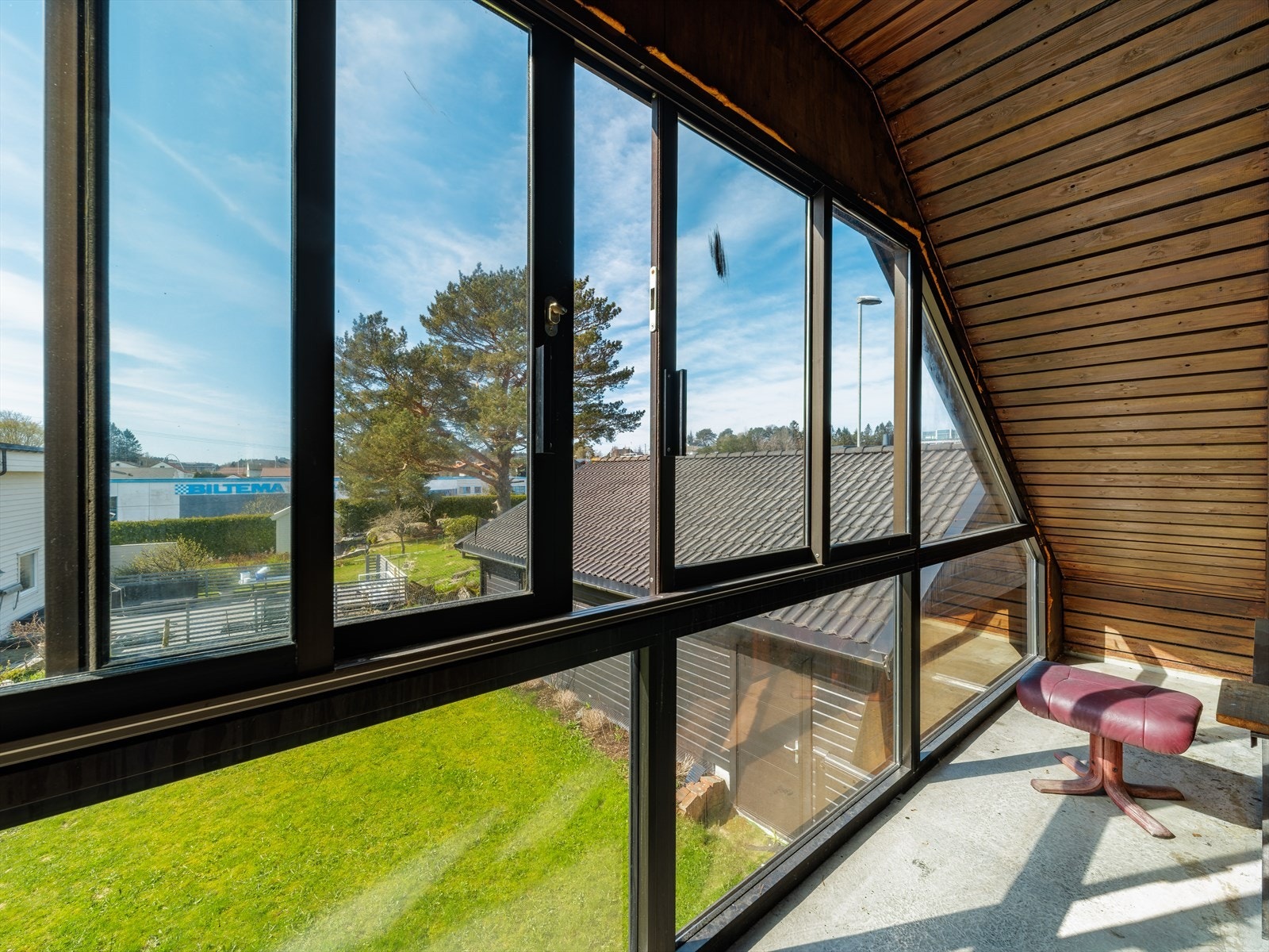 Balkongen er vestvendt og har utsikt over hagen og nærområdet. Galleribilde