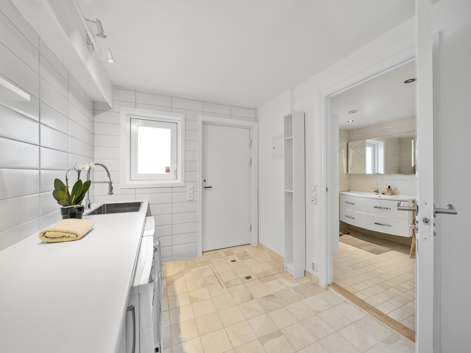 Gang/aktivitetsrom med egen inngang og opplegg for vaskemaskin. Galleribilde