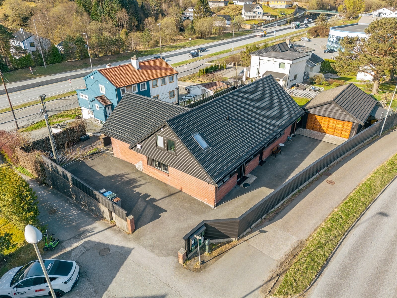 Boligen er et "Hosbyhus" og skiller seg ut i mengden med sin stilige arkitektur med bl.a flott teglsteinsfasade. Galleribilde