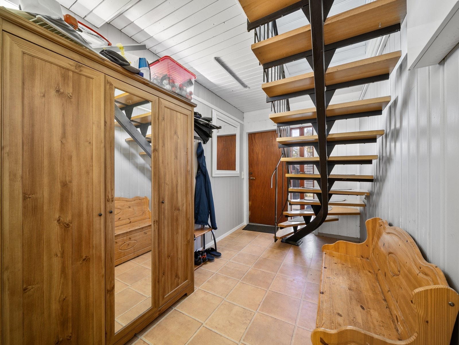 Hybelen måler ca. 108 m² og har to soverom, bad, WC og 2 boder. I første etasje finner man entréen og badet. Galleribilde