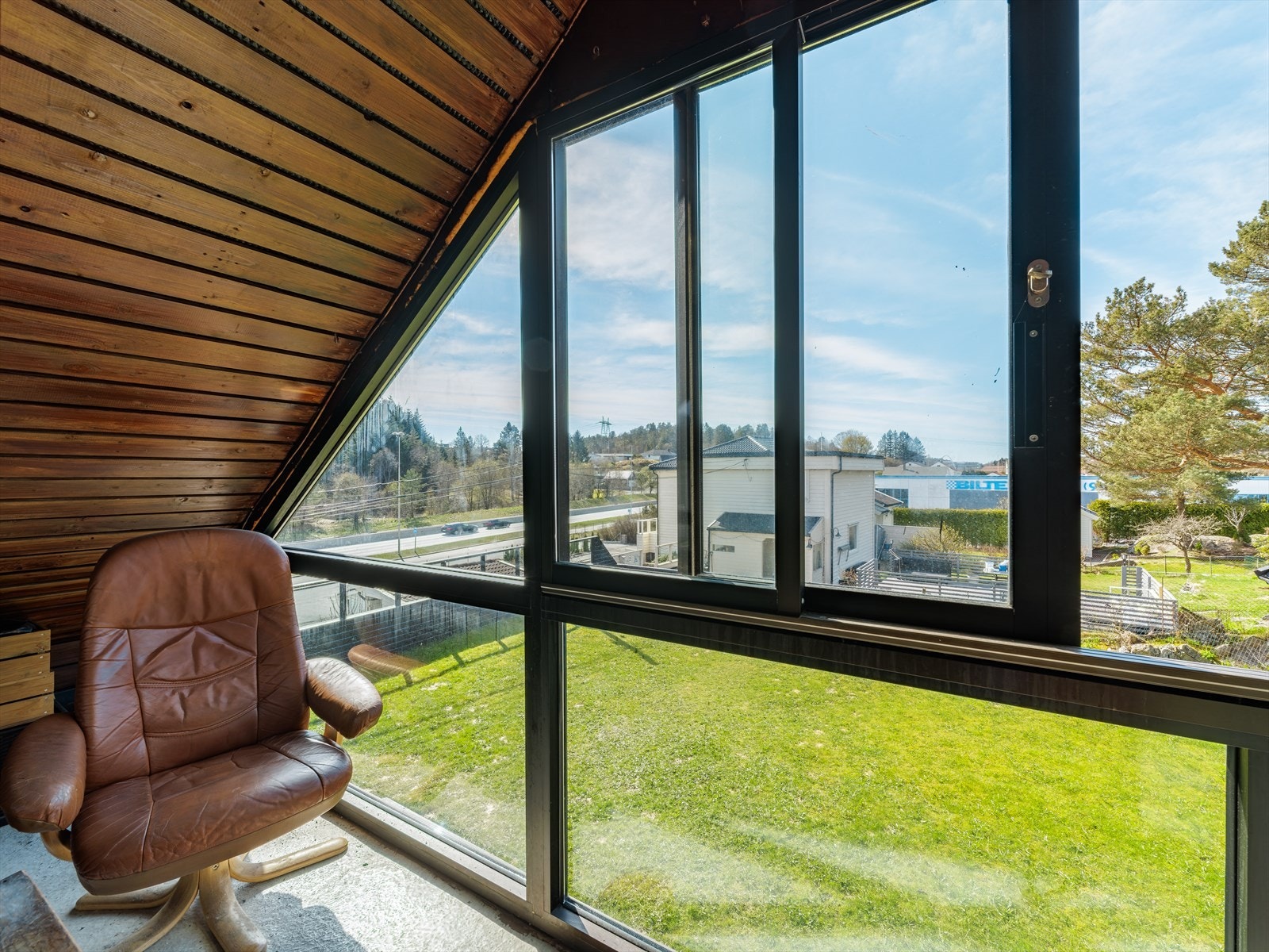 Den innglassede balkongen måler 4,6 m² og fungerer som en naturlig forlengelse av stuen. Galleribilde