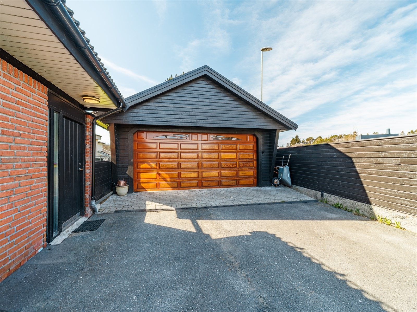 Boligen har også egen dobbel garasje på 45 m² med elektrisk garasjeport. Galleribilde