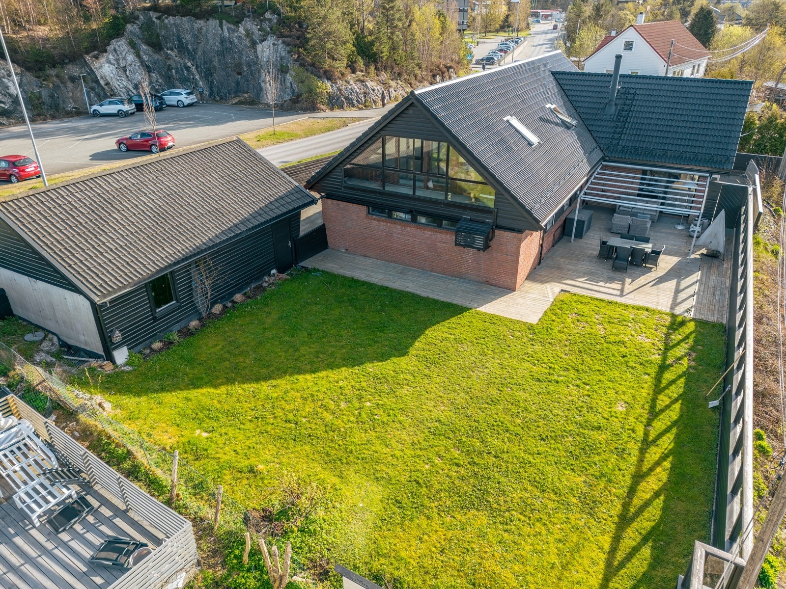 Taket på boligen ble fornyet i 2021. Garasjen ble bygget i 2004. Galleribilde