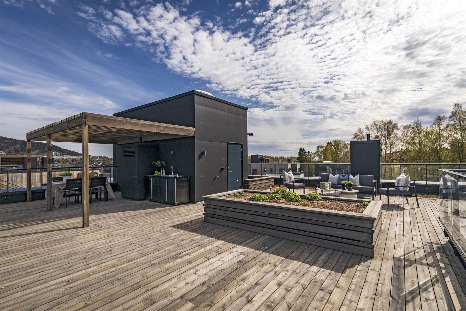 Leiligheten har hele 3 takterrasse, denne er på hele 105 kvm! Foto: Hanne Bruland/Fotohanne Galleribilde