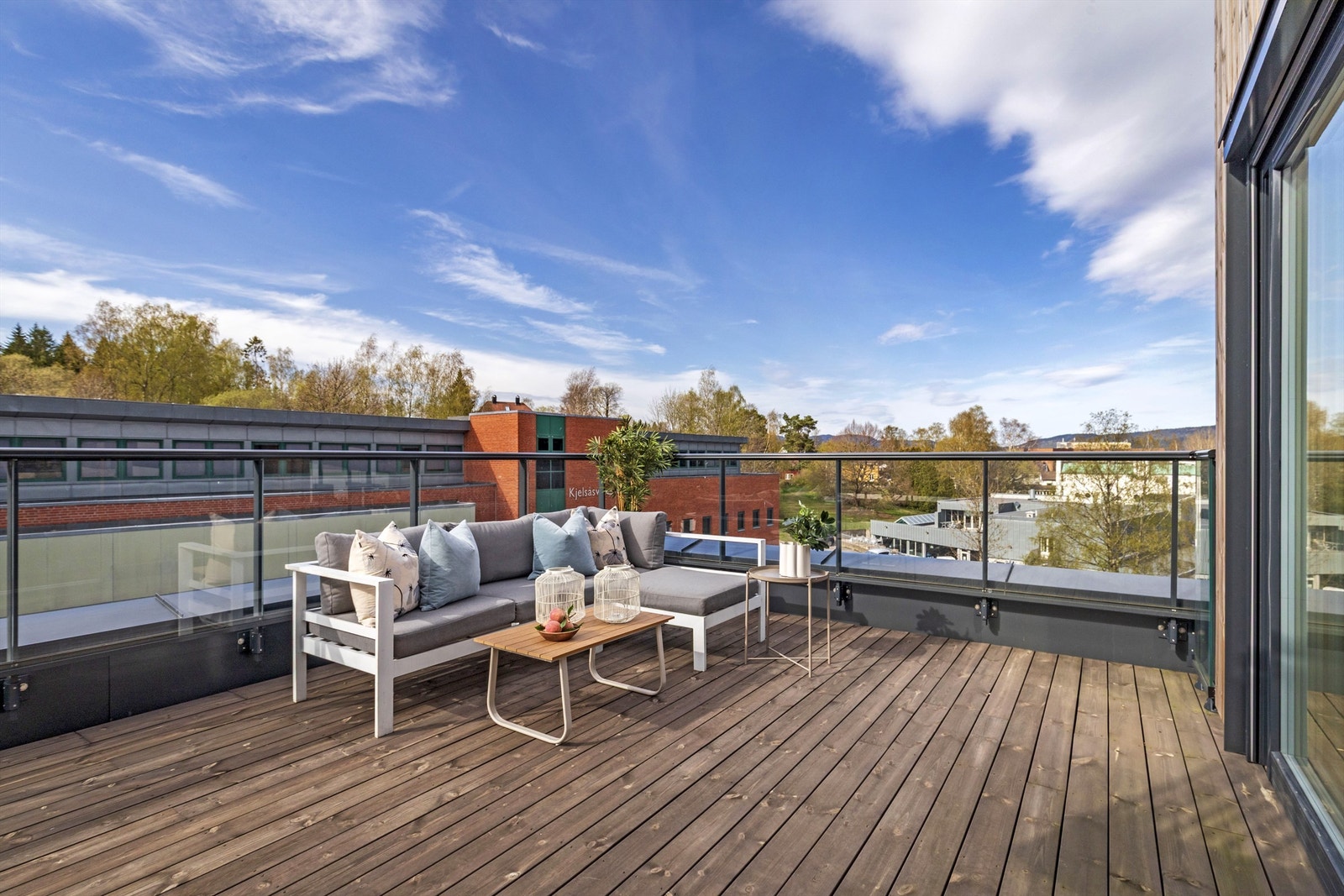 Vestvendt takterrasse på 27 kvm med utgang fra stuen Galleribilde