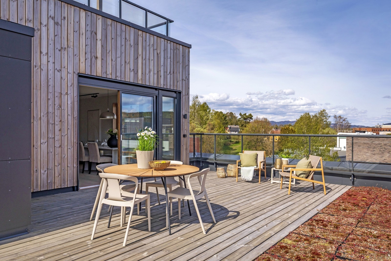 Det er enkel adkomst fra kjøkkenet og en koselig plass å nyte både helgefrokosten og grillmiddagen i hverdagen. Det er i tillegg en romslig utebod på 7kvm hvor du kan lagre alt fra grill til sofaputer Galleribilde