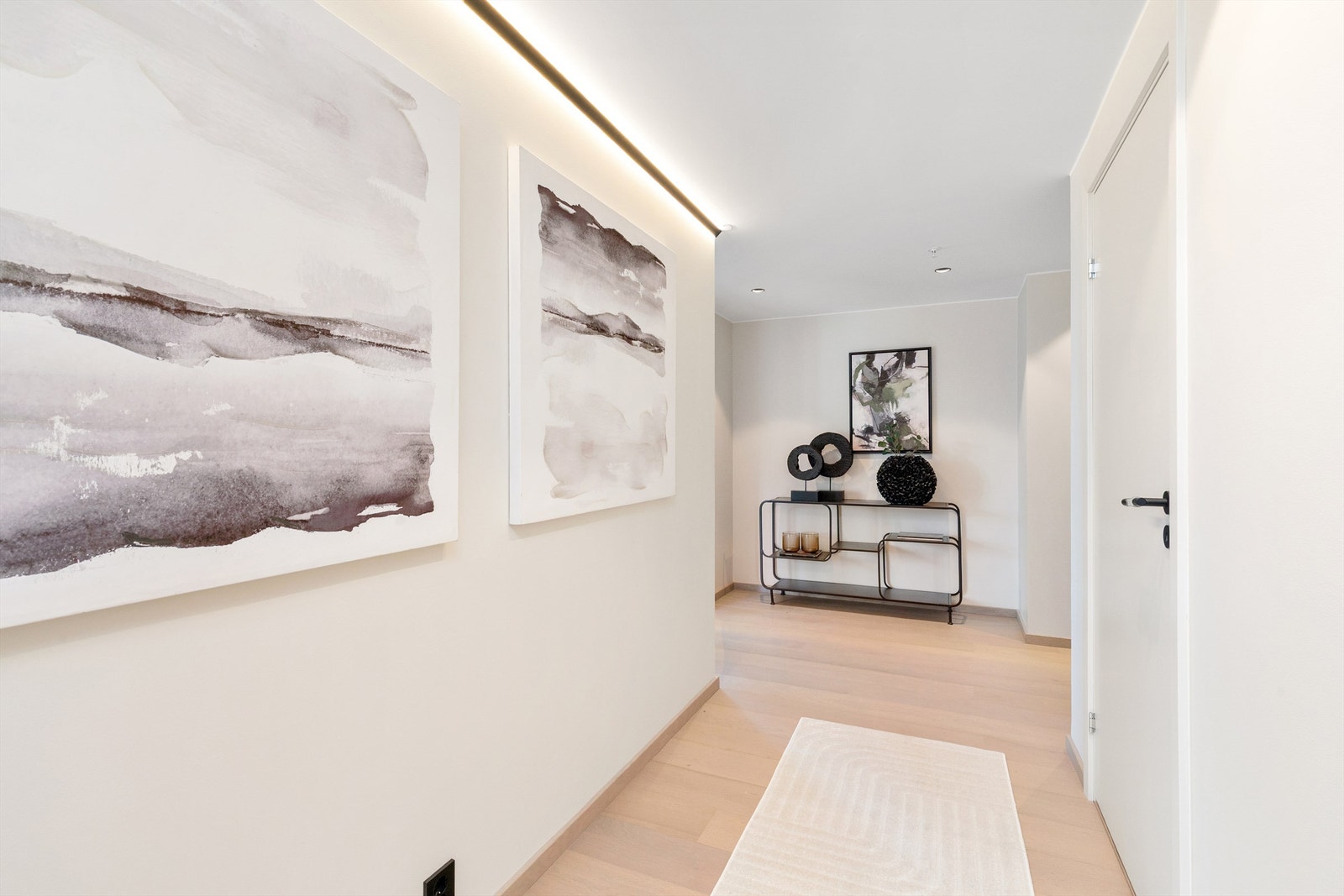 Belysning med downlights i tak samt lys-list mellom vegg og tak Galleribilde