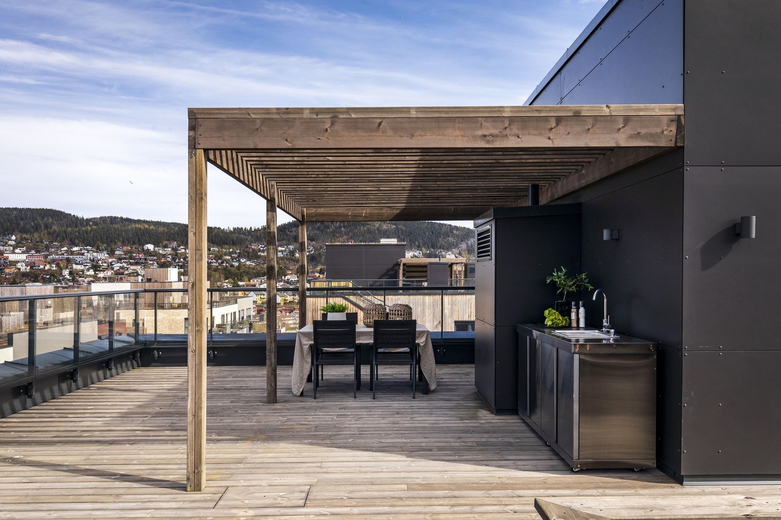 Takterrassen byr på mer enn bare stort areal med mye boltreplass og flott utsikt, men også en pergola og utekjøkken med innlagt vann Galleribilde