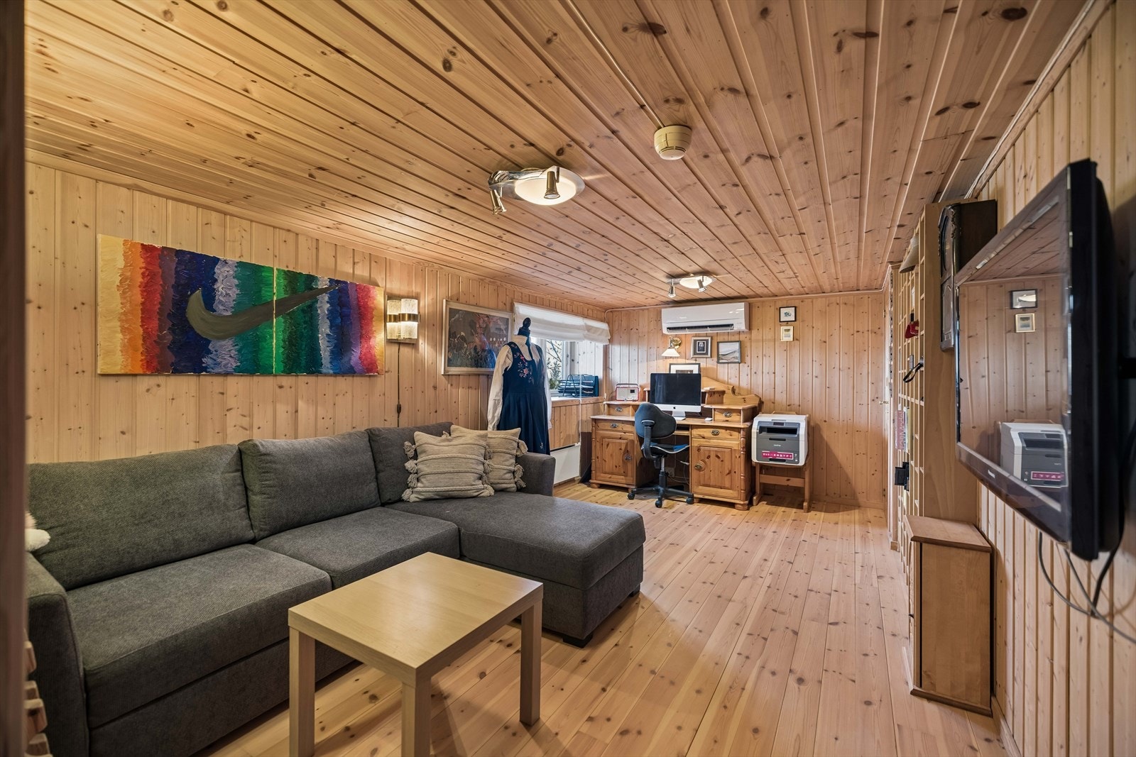 Rommet har panel på vegger og i tak, og er utstyrt med en luft-til-luft varmepumpe. Galleribilde
