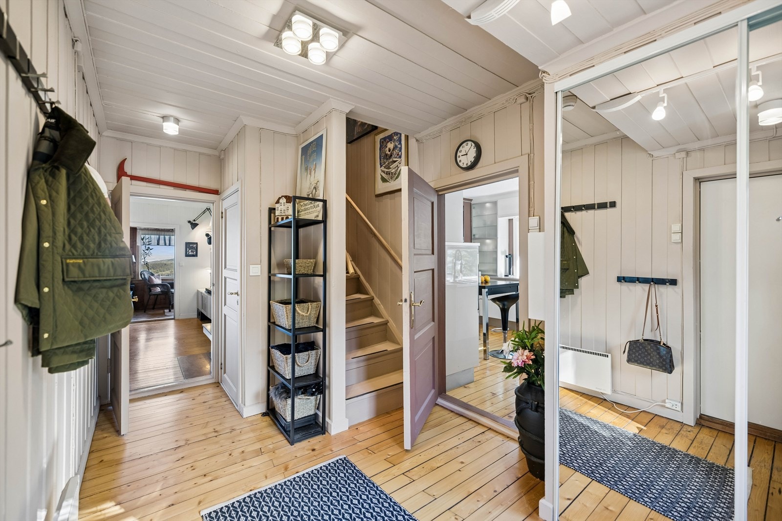 Romslig entré med tregulv og adkomst til boligens øvrige rom. Galleribilde