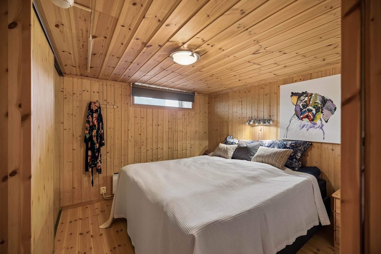 Rommet har tregulv og panelkledde vegger. Galleribilde