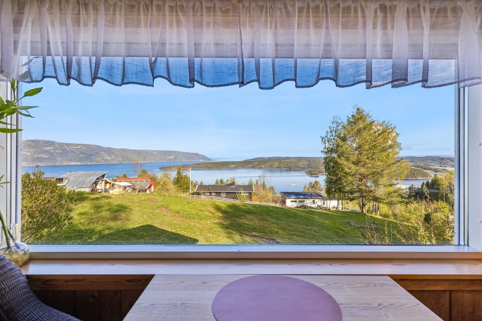 Eiendommen ligger i Espa, med kort vei til natur og turmuligheter, og kun 7 minutter med bil til Tangen stasjon. Galleribilde