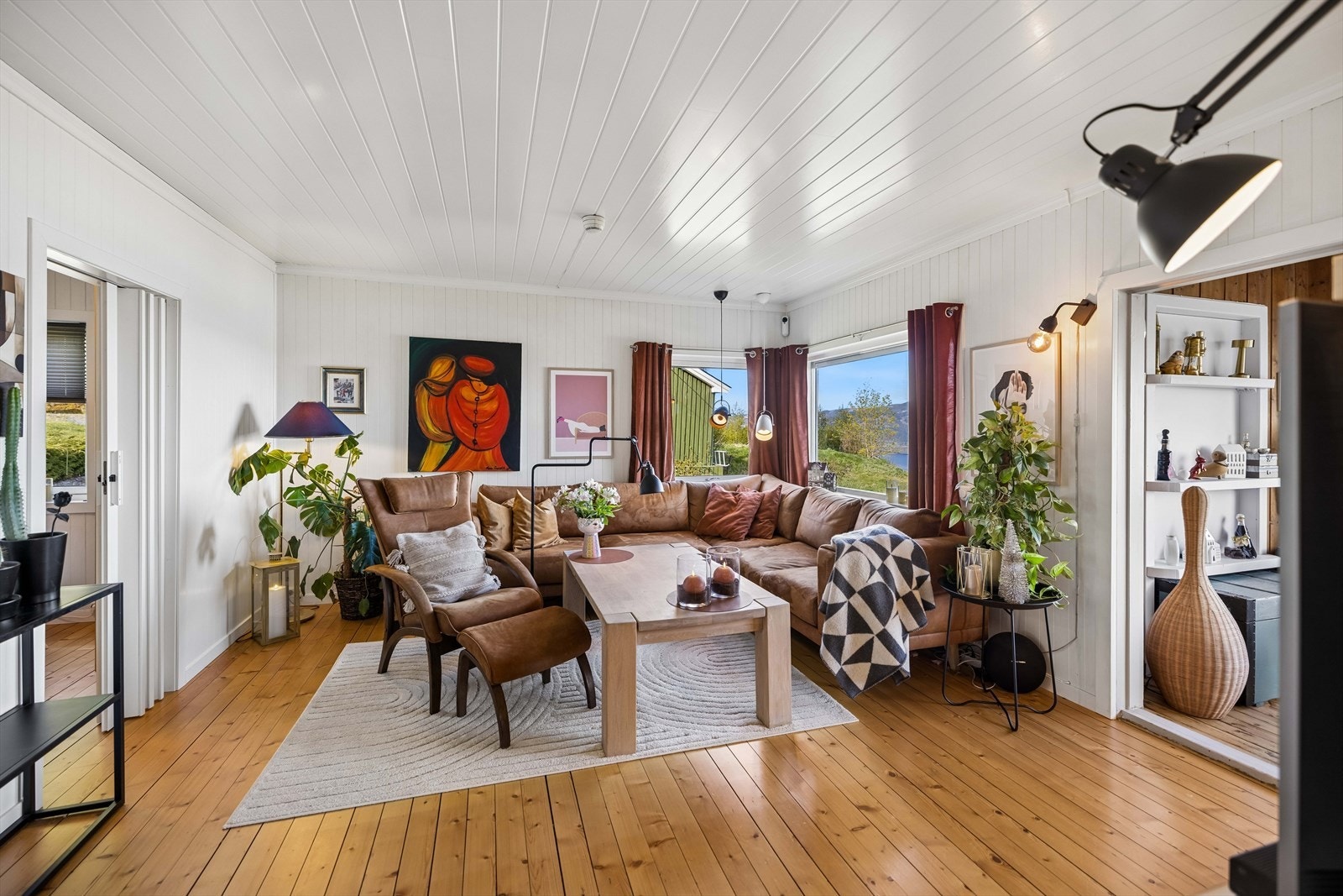 Gjennomgående tregulv og panel på veggene gir en klassisk ramme. Galleribilde