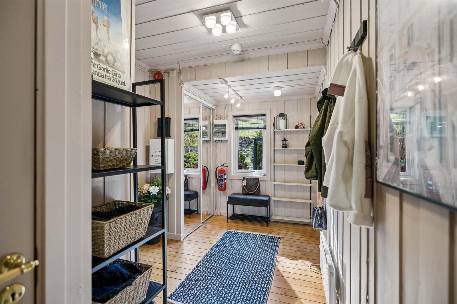 Gangen har god plass til oppbevaring av yttertøy og sko. Galleribilde