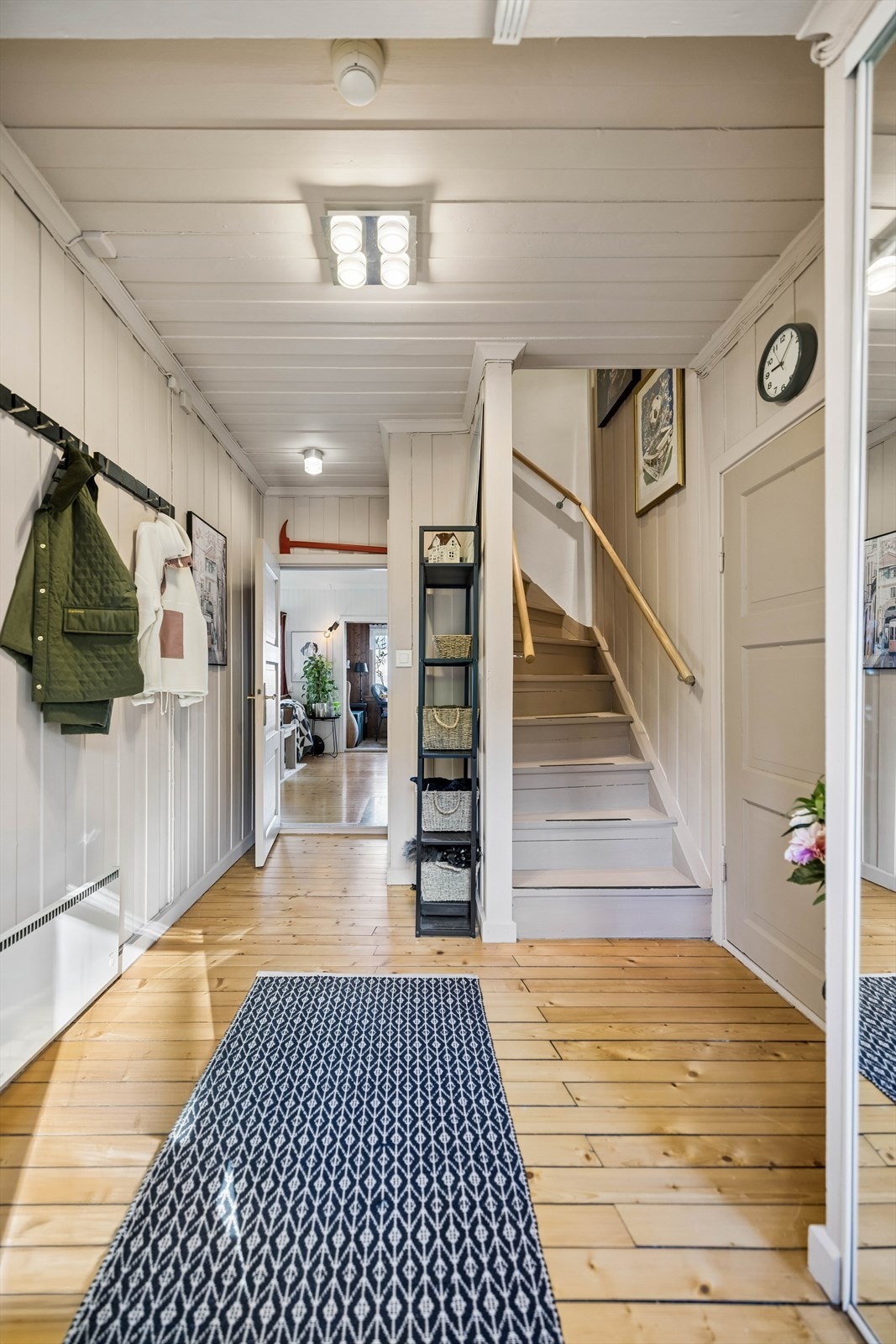 Fra entreen fører en trapp opp til andre etasje. Galleribilde