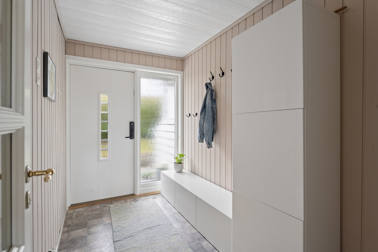 Via lyst inngangsparti kommer du til en åpen gang med gode muligheter for oppheng av yttertøy med mer. Galleribilde