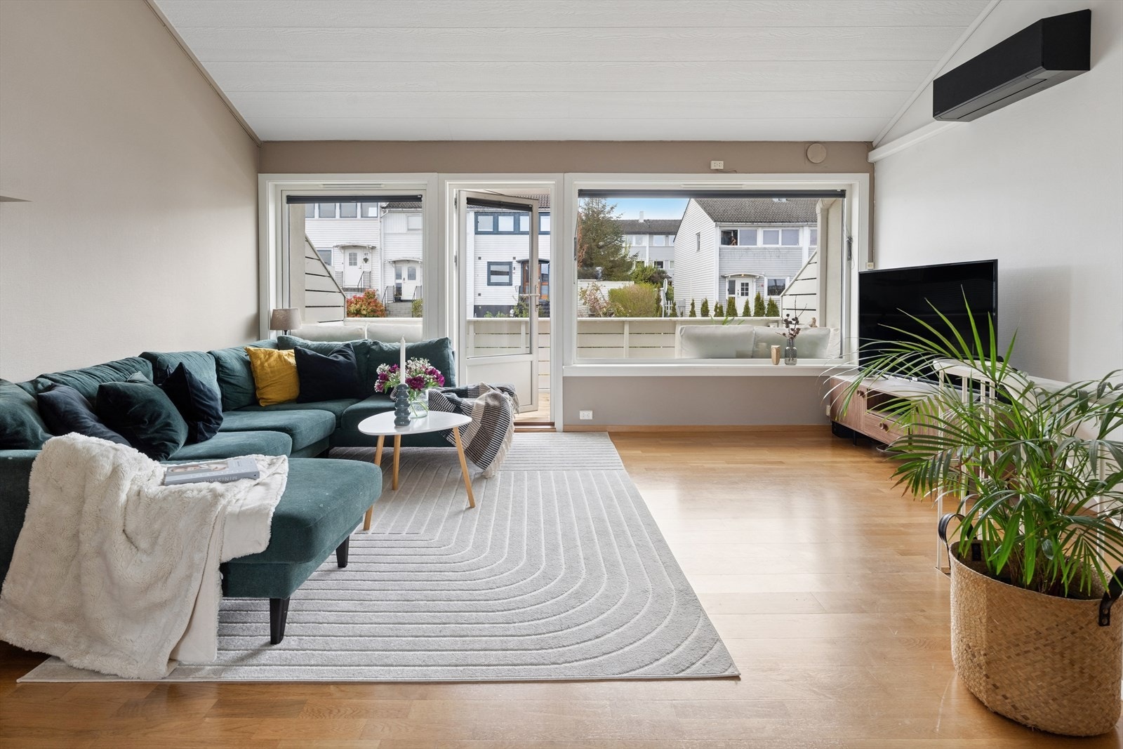Stuen har god plass til en stor sofagruppe og er et naturlig samlingspunkt i boligen. Galleribilde