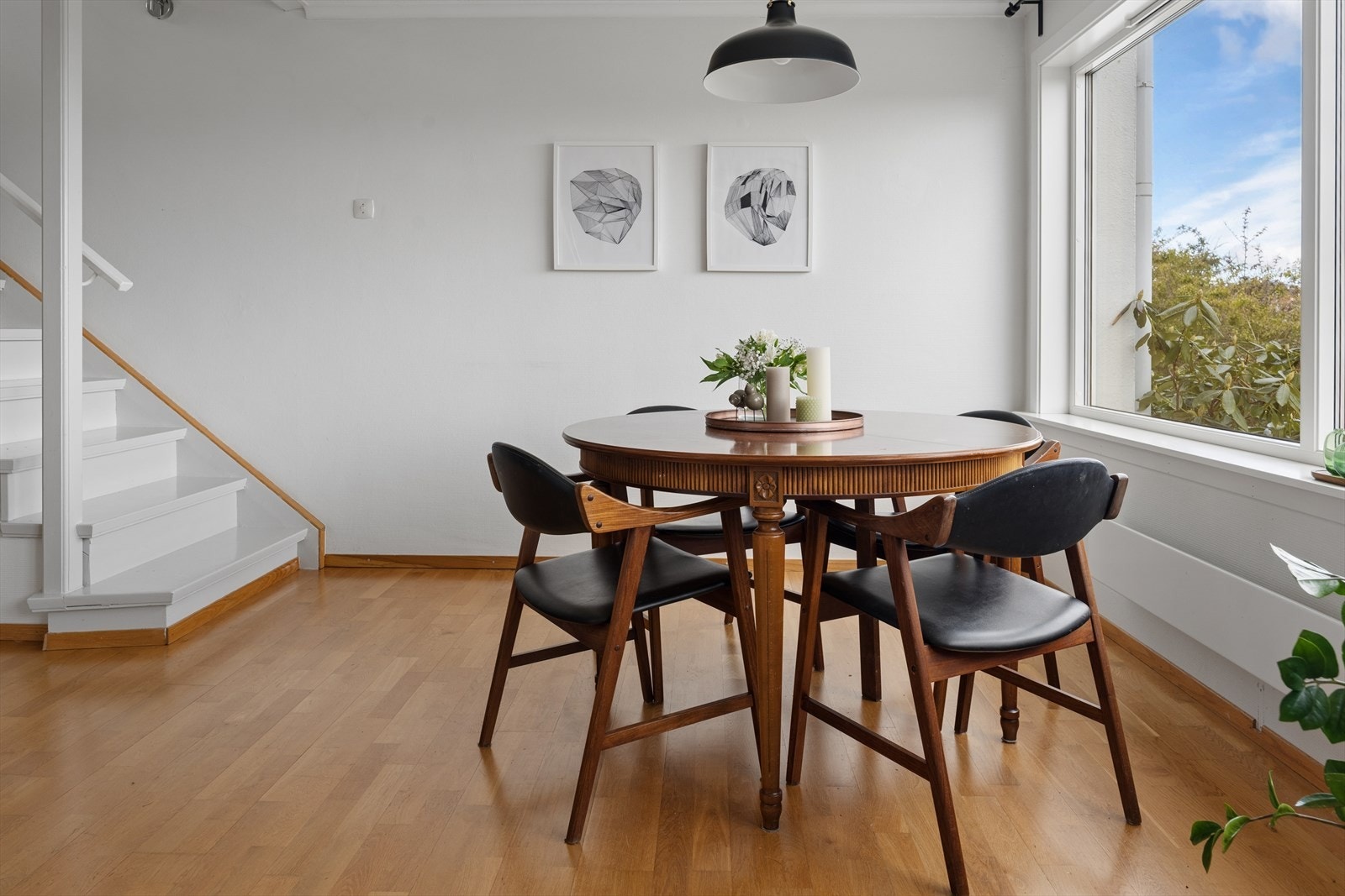 Videre finner du kjøkken og spiseområde, etterfulgt av store vindusflater. Galleribilde