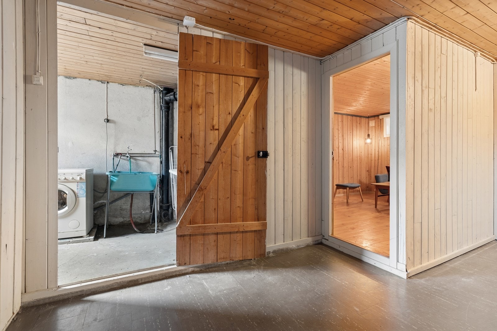 I underetasjen er det et praktisk vaskerom og rikelig med bodplass. Galleribilde