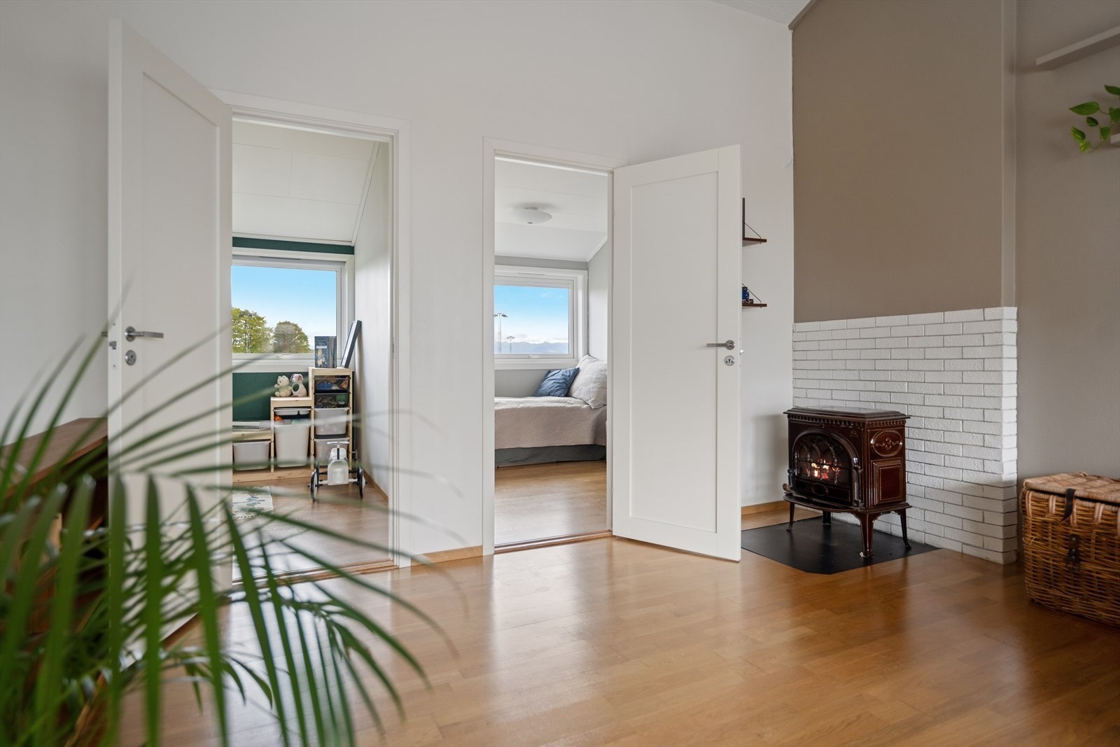 Like ved finner du to soverom, begge av fin størrelse og godt egnet som gjesterom, barnerom eller hjemmekontor. Galleribilde