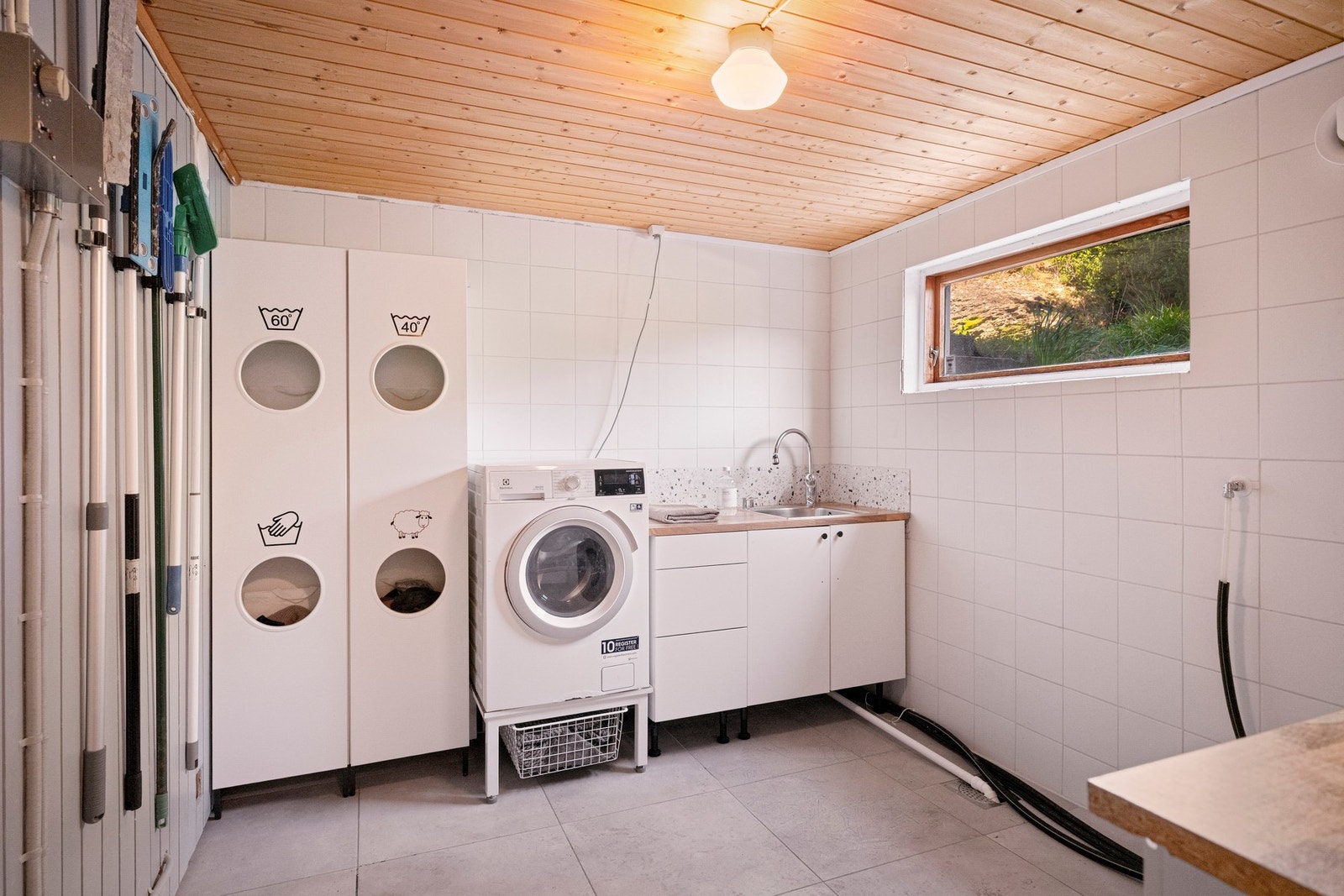 I tillegg har boligen et romslig vaskerom med god arbeidsflate, opplegg for vaskemaskin og nyere smart varmtvannsbereder fra 2023. Galleribilde