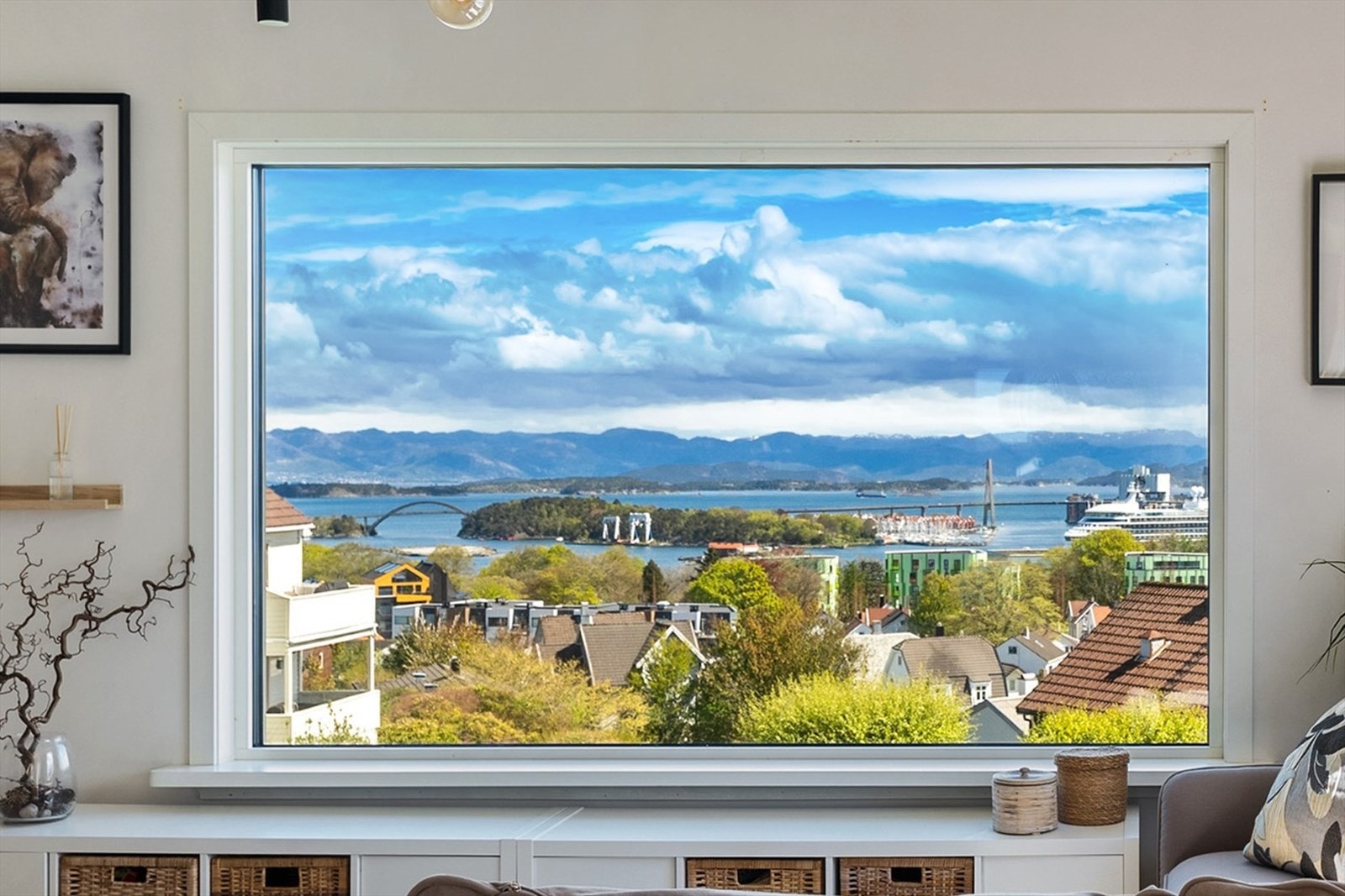 Her kan du nyte utsikten fra både sofakroken og spiseplassen, enten du ser på TV, spiser frokost eller inviterer til middag. Galleribilde