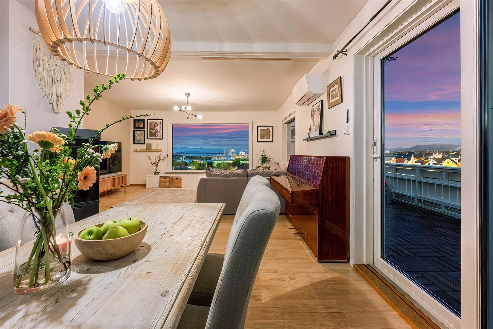 Skyvedør ut til terrassen fra spisestuen. Galleribilde